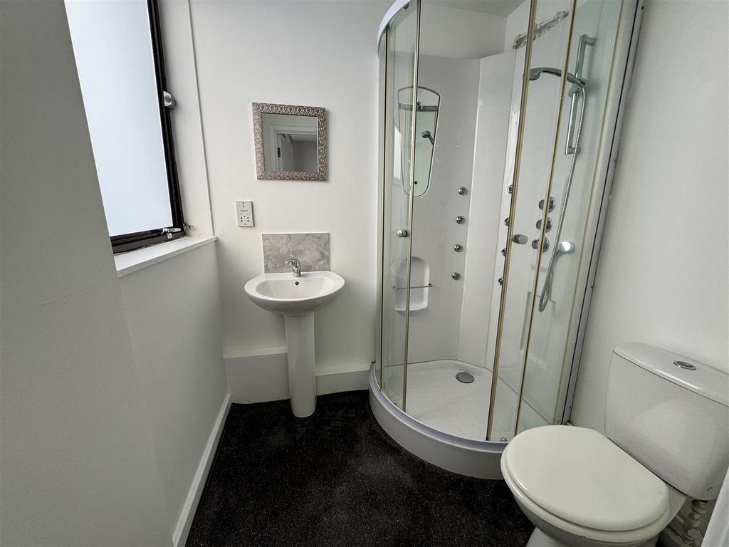 En-suite Pic 2.jpeg