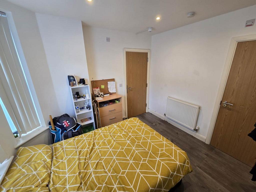 Bedroom 1 (2)