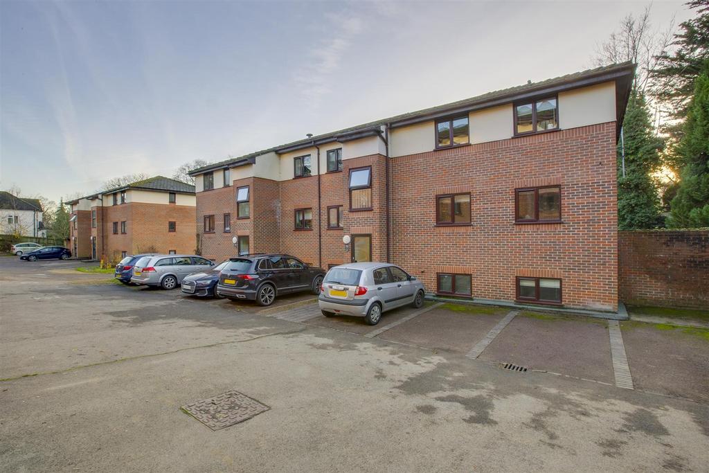 4 Winchester Court, London Rd, HP11 1 HB-9.jpg