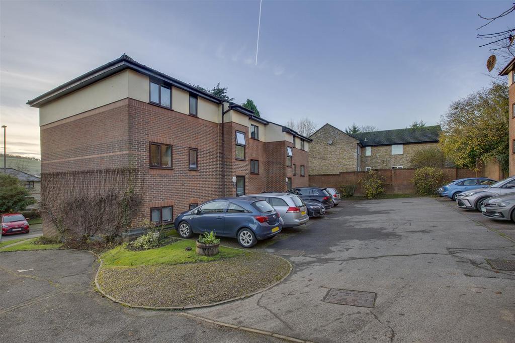 4 Winchester Court, London Rd, HP11 1 HB-10.jpg