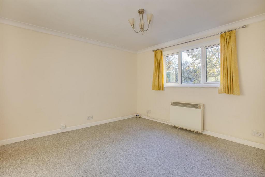 4 Winchester Court, London Rd, HP11 1 HB-4.jpg