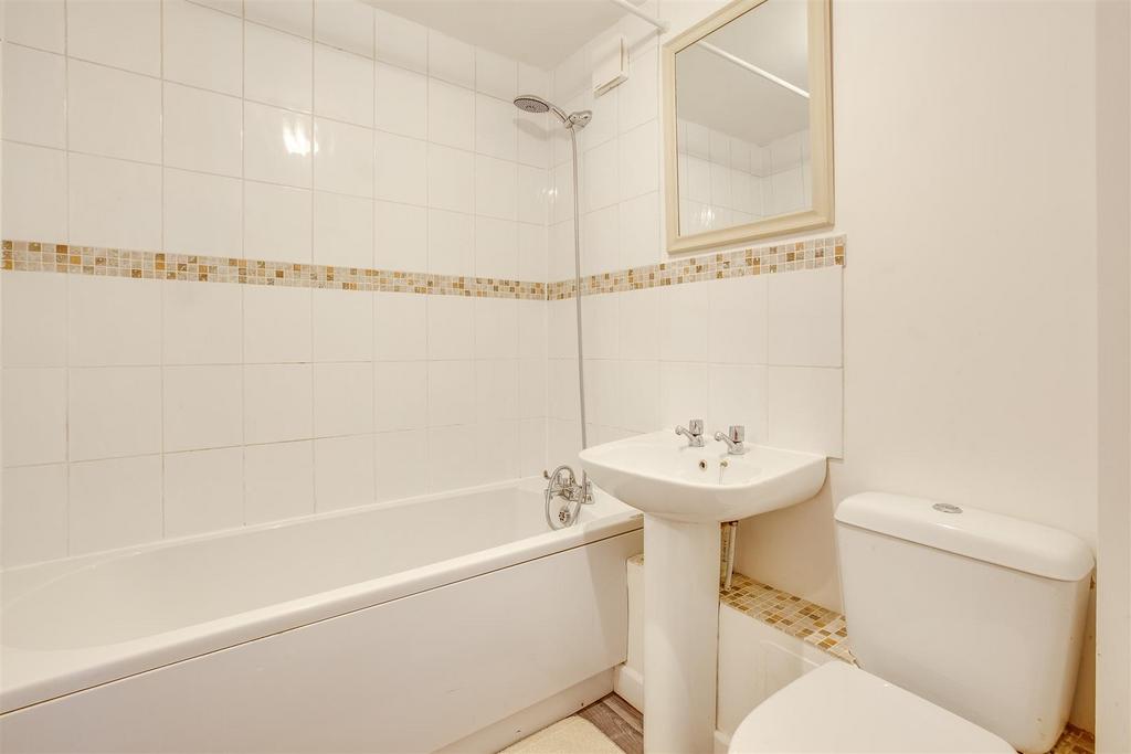4 Winchester Court, London Rd, HP11 1 HB-5.jpg