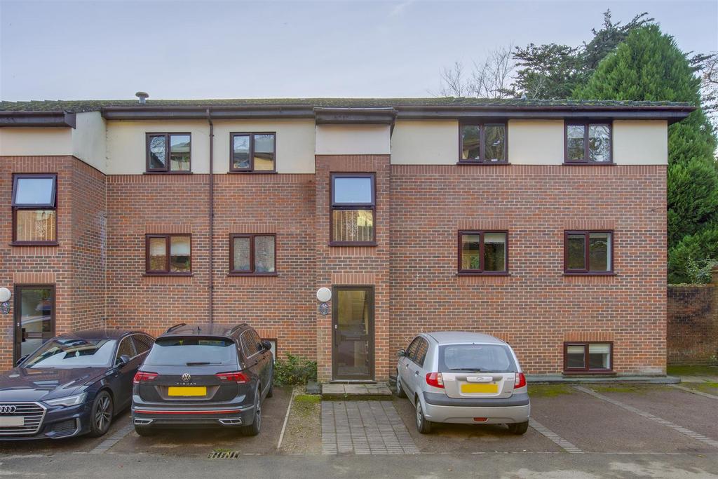 4 Winchester Court, London Rd, HP11 1 HB-8.jpg