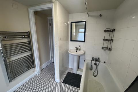 3 bedroom flat to rent, Old Windsor, Berkshire SL4