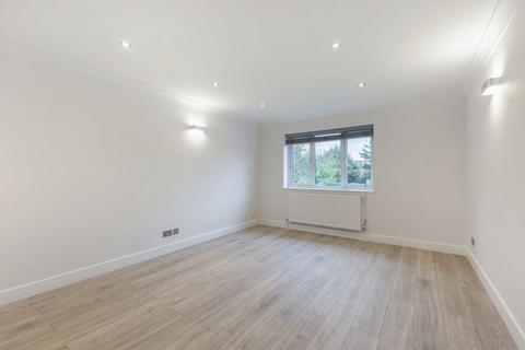 2 bedroom flat to rent, High Road, London N20