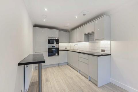 2 bedroom flat to rent, High Road, London N20