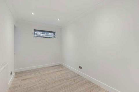 2 bedroom flat to rent, High Road, London N20