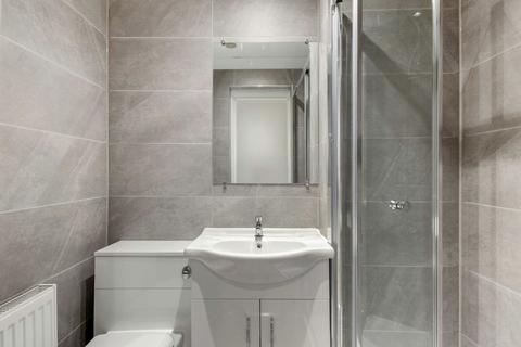 2 bedroom flat to rent, High Road, London N20