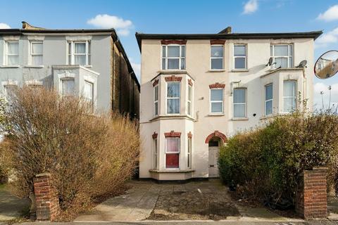 3 bedroom flat to rent, Claremont Road, London NW2