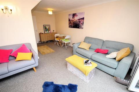2 bedroom flat to rent, Westover Court, High Wycombe HP13