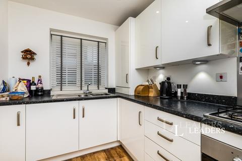 2 bedroom house to rent, White Close, Broadbridge Heath, Horsham, RH12