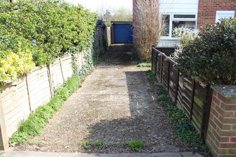 2 bedroom maisonette to rent, Cedar Avenue, Ruislip