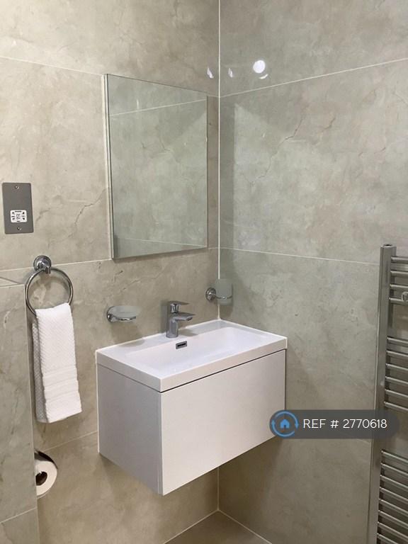 Family Bathroom Image3