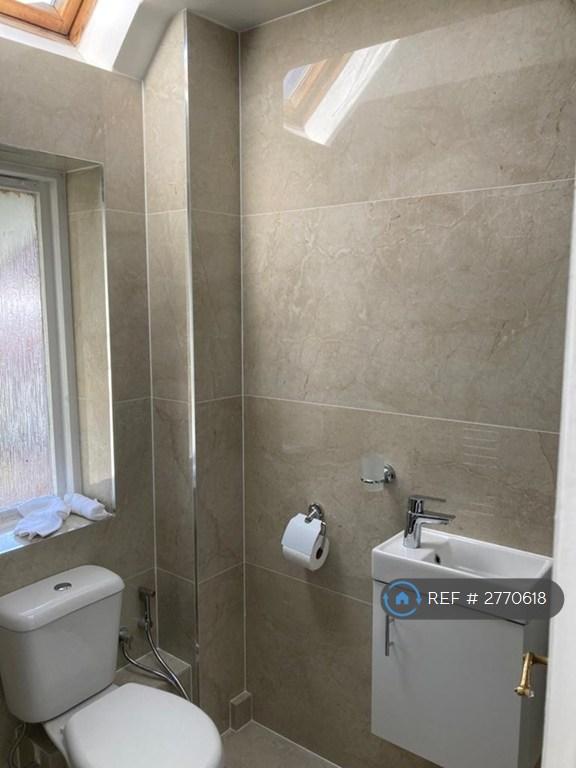 Ensuite Shower Room Image2