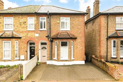 3 bedroom flat to rent, Manor Road, Richmond TW9