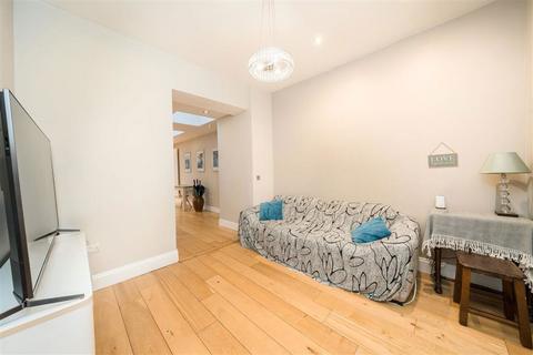 3 bedroom flat to rent, Manor Road, Richmond TW9