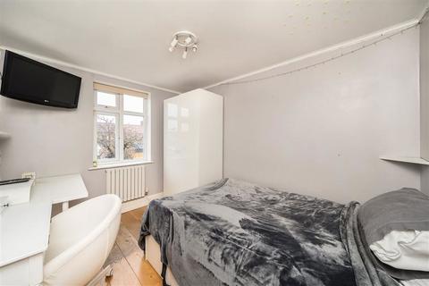 3 bedroom flat to rent, Manor Road, Richmond TW9