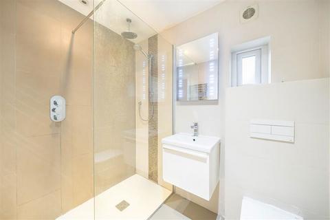 3 bedroom flat to rent, Manor Road, Richmond TW9