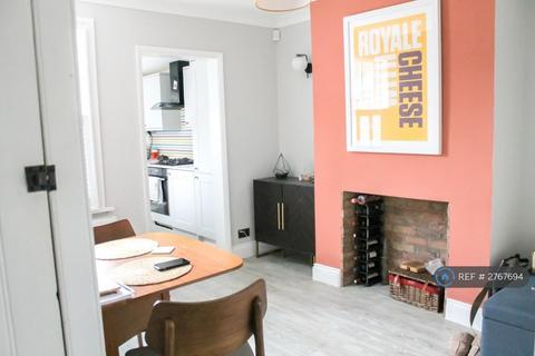 2 bedroom terraced house to rent, Manor Road, Chigwell, IG7