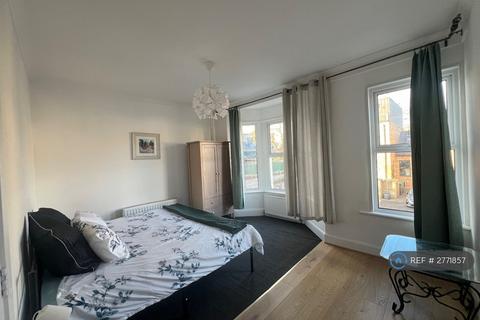 5 bedroom terraced house to rent, Grange Road, London, E13