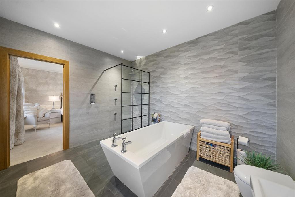 Bedroom 1 ensuite.JPG