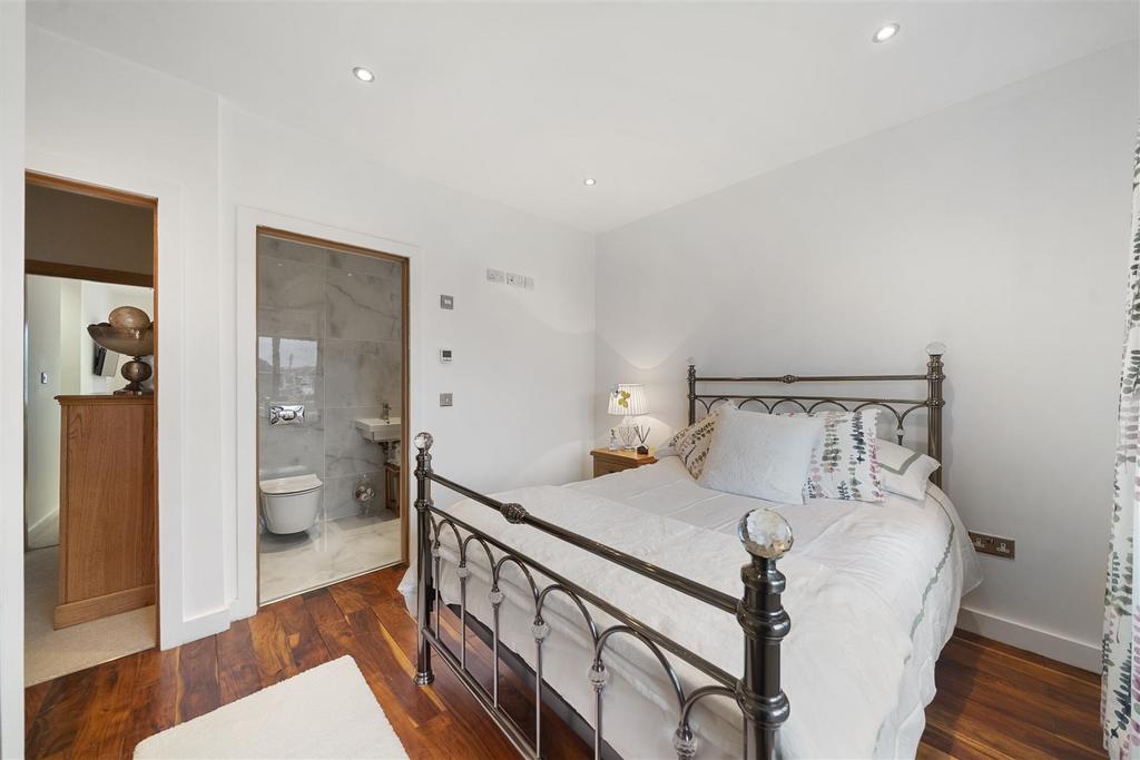Bedroom 3b.JPG