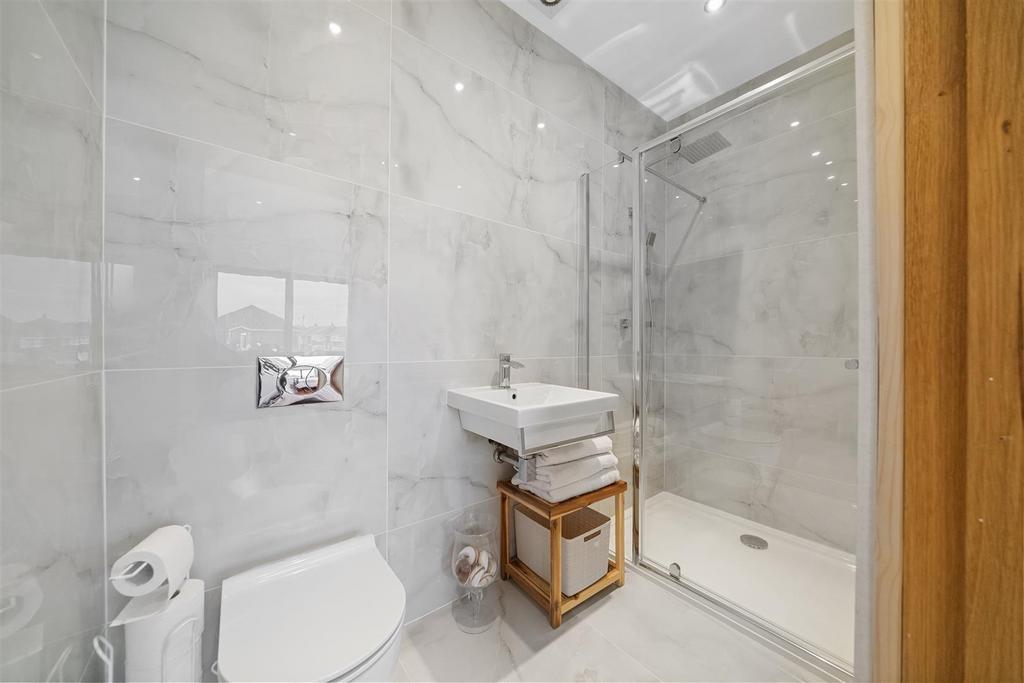 Bedroom 3 ensuite.JPG
