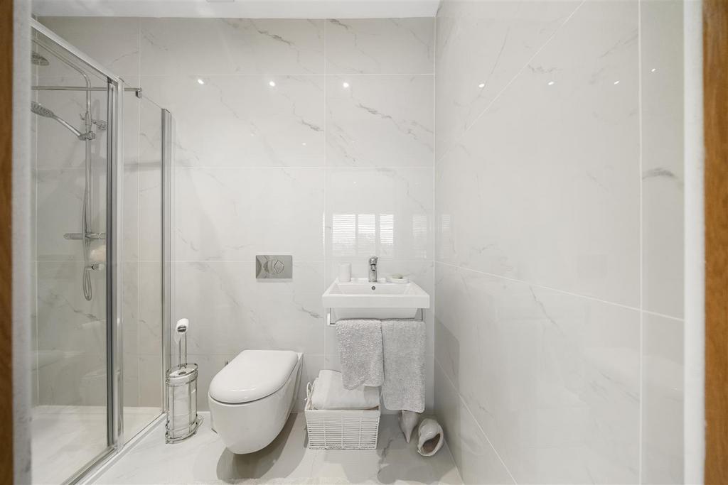 Bedroom 4 ensuite.JPG
