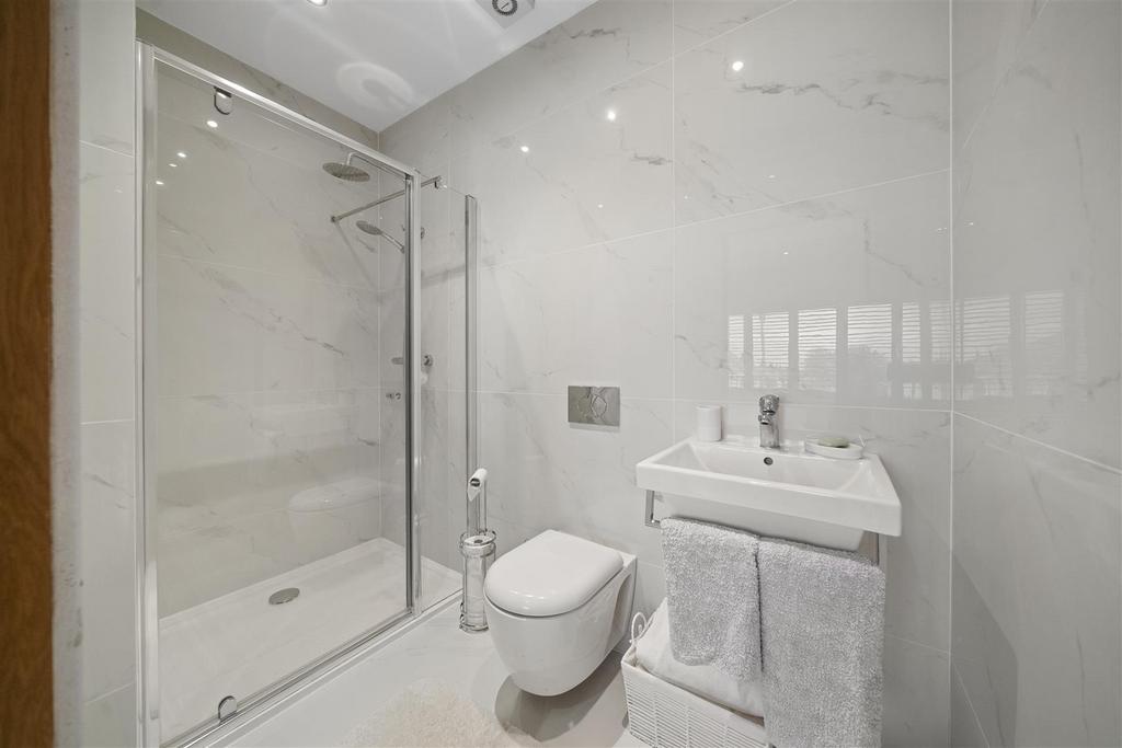 Bedroom 4 ensuite1.JPG