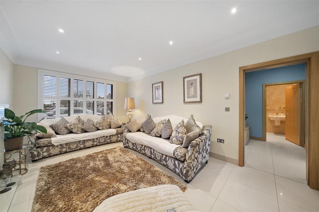 Family Room1.JPG
