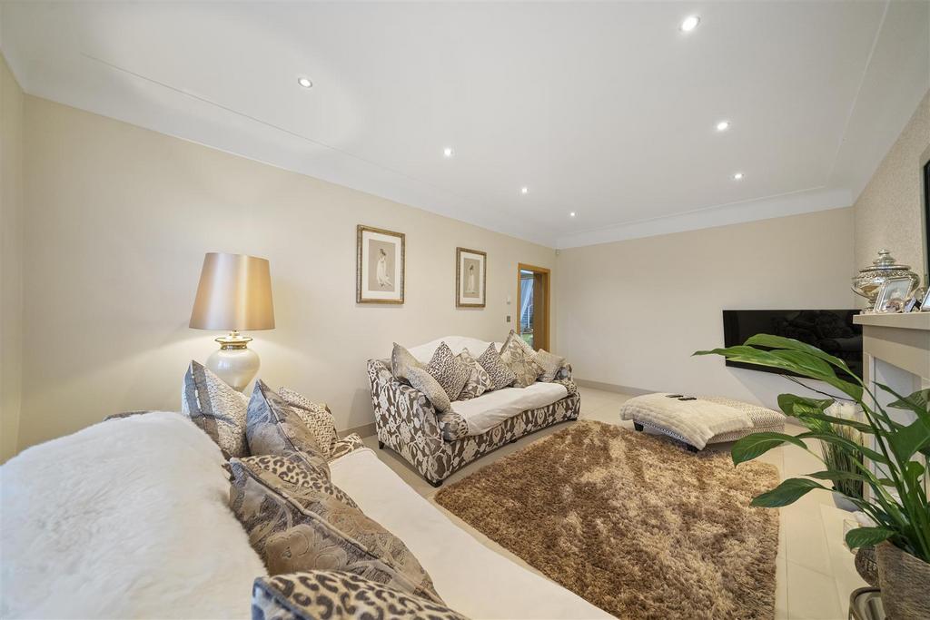 Family Room2.JPG