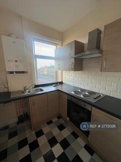 2 bedroom flat to rent, Beacon Road, Bradford, BD6