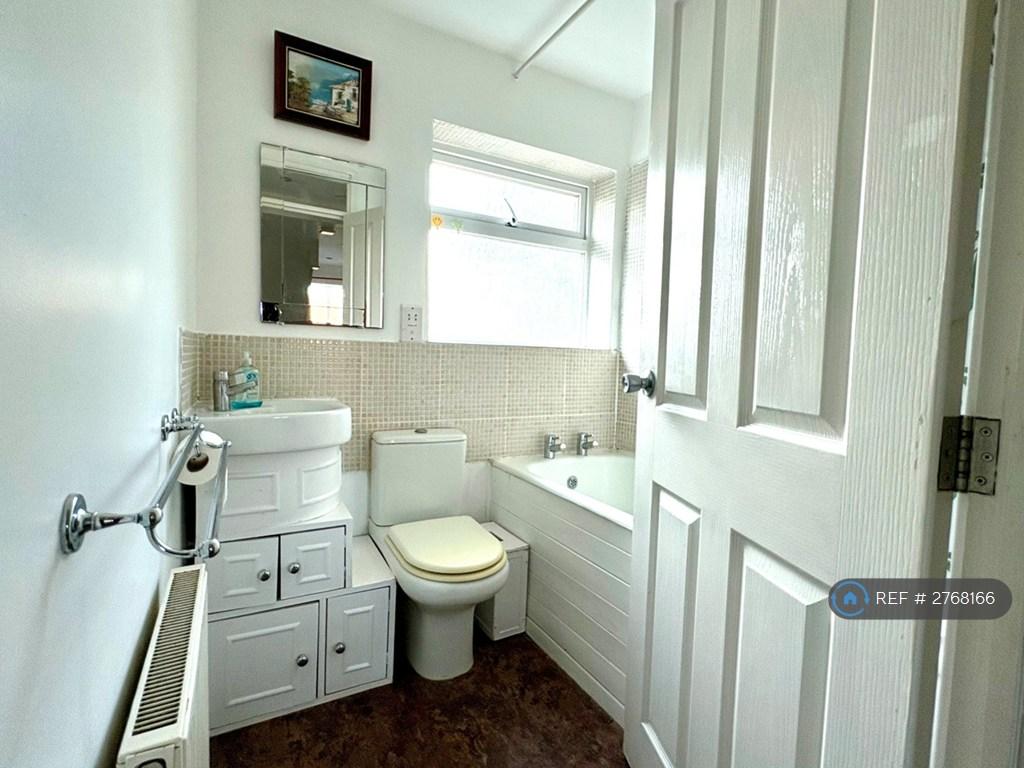 Family Bathroom (1st Floor)