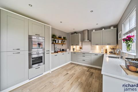 4 bedroom detached house for sale, Diamond Crescent, Swindon, SN25