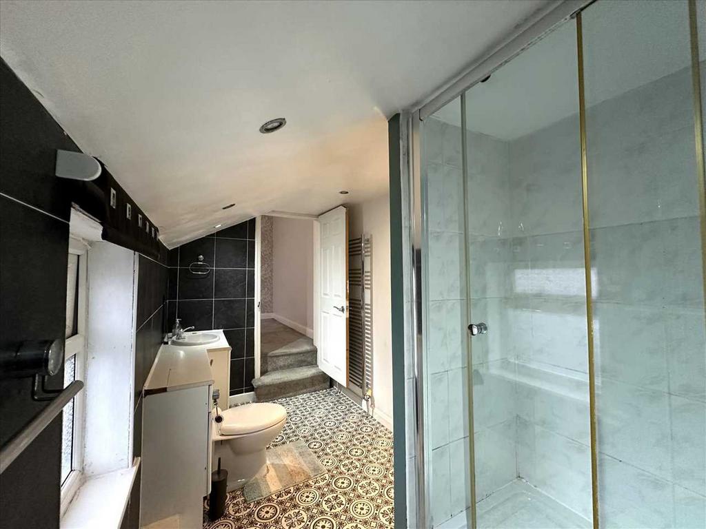 Rear bedroom 2: