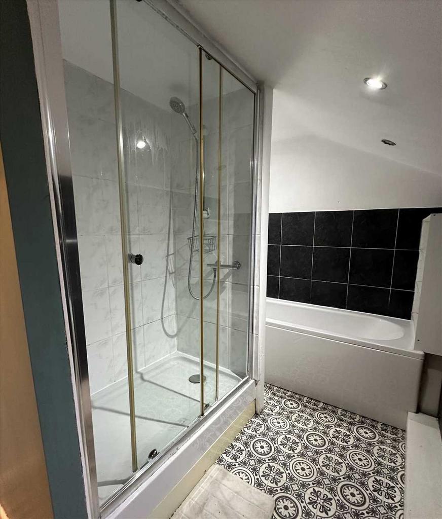 Front bedroom 1: