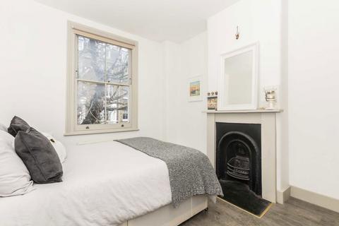 2 bedroom flat to rent, Russell Gardens Mews, London W14