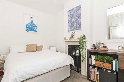 2 bedroom flat to rent, Russell Gardens Mews, London W14