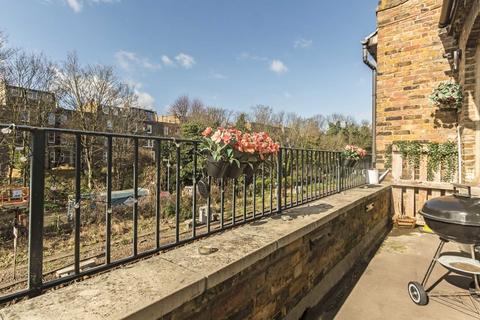 2 bedroom flat to rent, Russell Gardens Mews, London W14