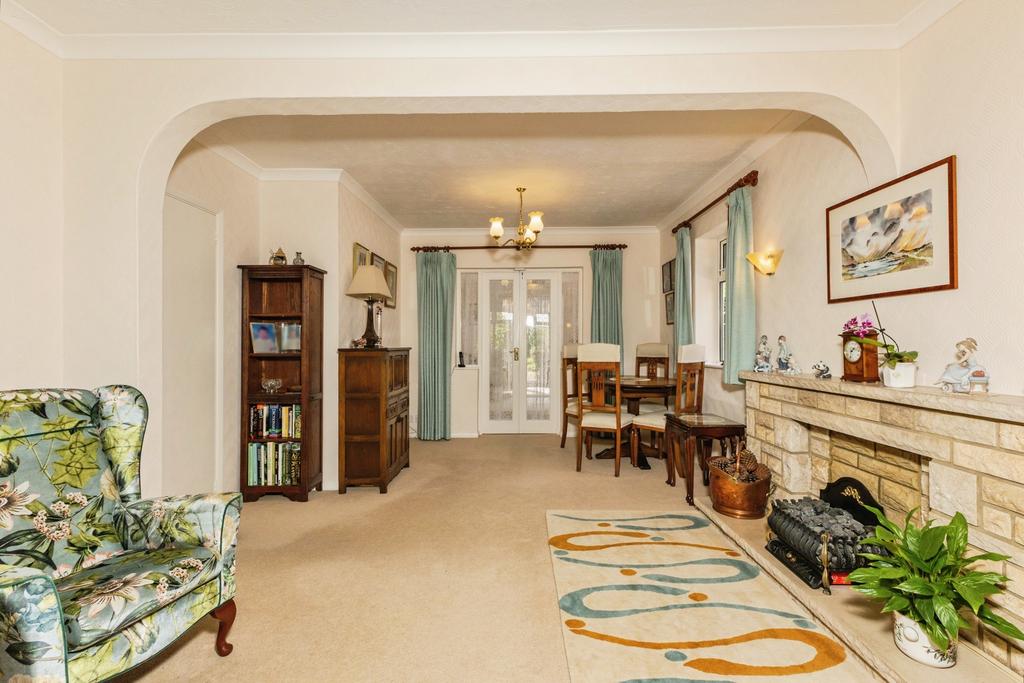 Lounge/Dining Room