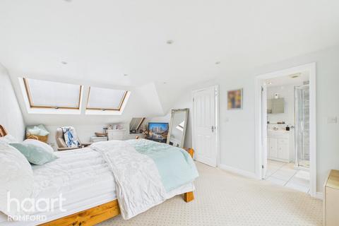 5 bedroom semi-detached house for sale, Pettits Lane, ROMFORD