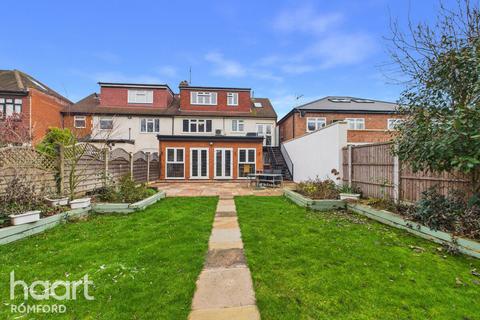 5 bedroom semi-detached house for sale, Pettits Lane, Romford, RM1 4HL
