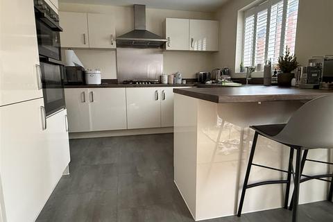 undefined, Pinewood Avenue, Warwick * FOUR BEDROOMS *