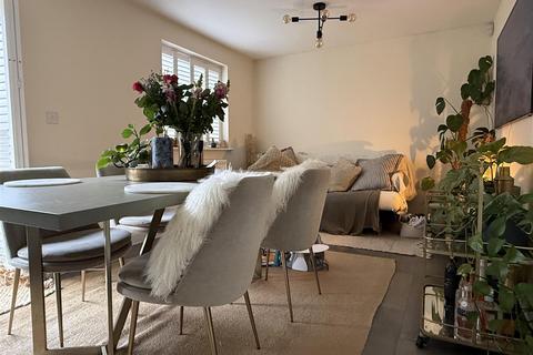 undefined, Pinewood Avenue, Warwick * FOUR BEDROOMS *
