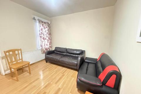 4 bedroom terraced house to rent, Spencer Street, Southall