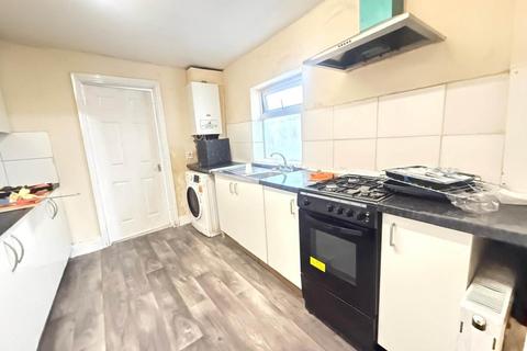4 bedroom terraced house to rent, Spencer Street, Southall