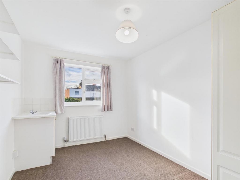 4-bed-house-leckhampton-19.jpg