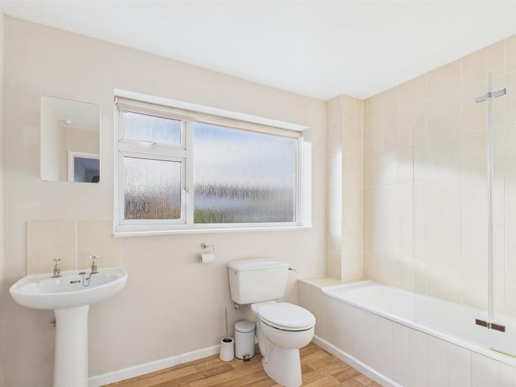 4-bed-house-leckhampton-18.jpg