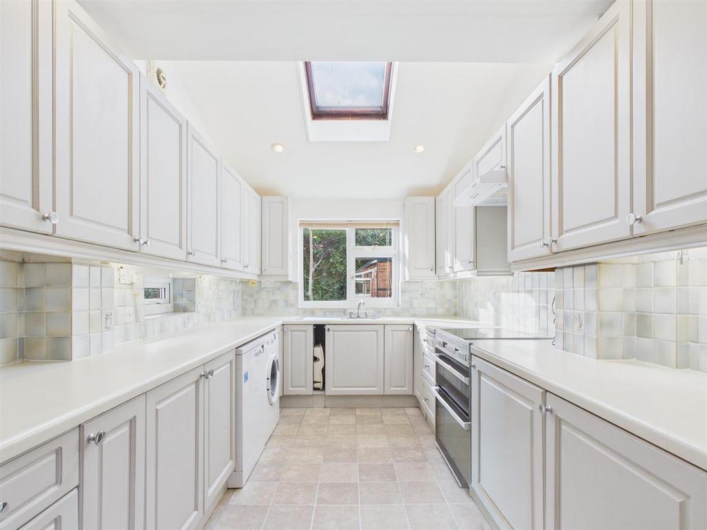 4-bed-house-leckhampton-5.jpg