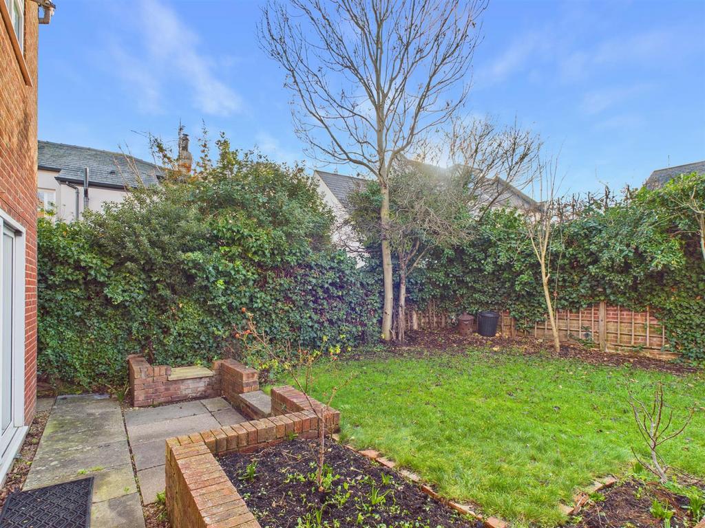 4-bed-house-leckhampton-2.jpg